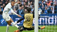 Pemain depan Marseille asal Inggris #10, Mason Greenwood, gagal mencetak gol di depan penjaga gawang Saint Etienne asal Prancis #30 Gautier Larsonneur selama pertandingan Liga Prancis antara Olympique de Marseille (OM) dan AS Saint-Etienne di Stade Velodrome di Marseille, Prancis selatan, pada tanggal 15 Februari 2025. (Christophe SIMON/AFP)