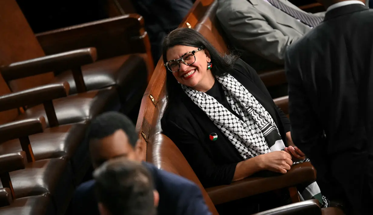 Ia juga mengenakan pin bendera Palestina dan keffiyeh, syal hitam dan putih yang telah dikaitkan dengan perjuangan Palestina selama lebih dari setengah abad. (Drew ANGERER / AFP)