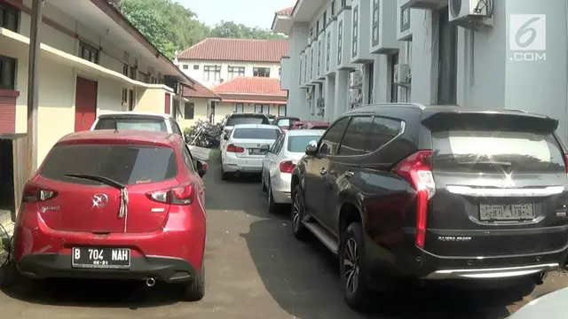 VIDEO: Barang Bukti Mobil Kasus First Travel Menghilang