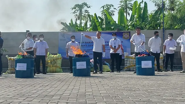Menteri Perdagangan Zulkifli Hasan melakukan pemusnahan 750 bal pakaian bekas impor ilegal. Nilainya diperkirakan Rp 8-9 Miliar di komplek pergudangan Grasia, Karawang, Jawa Barat, Jumat (12/8/2022).