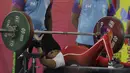 Atlet para angkat berat, Ni Nengah Widiasih, saat beraksi pada Asian Para Games di Balai Sudirman, Jakarta, Minggu (7/10/2018). Ni Nengah berhasil mempersembahkan medali perak dengan total angkatan 97 kg. (Bola.com/M Iqbal Ichsan)
