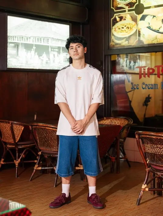 Selain itu, sepatu ini juga dilengkapi dengan emboss spesial adidas Originals Sumatra pada bagian lidah sepatu yang menambah daya tarik dari sepatu yang termasuk di jajaran Island Series ini. Setiap pembelian dari sepatu ini juga disertai dengan sticker pack dan post card khusus dari Island Series: SS25 Sumatra Pack. [Foto: Adidas.dok]