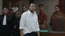 Ini menjadi sidang pertama Ammar Zoni yang dijalani secara tatap muka atau langsung. Tampak dalam foto, Pesohor Muhammad Ammar Akbar alias Ammar Zoni saat dihadirkan secara langsung pada persidangan terkait kasus peredaran narkotika di dalam Lembaga Pemasyarakatan (Lapas) Salemba di Pengadilan Negeri Jakarta Pusat, Kamis (18/12/2025). (merdeka.com/Arie Basuki)