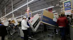Pembeli mengantre di kasir saat 'Black Friday' di salah satu toko di Mexico City, Meksiko, Jumat (18/11). 'Black Friday' adalah pesta diskon yang biasa digelar menjelang natal. (REUTERS / Henry Romero)