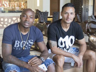 Pelatih Persija, Bambang Nurdiansyah bernostalgia dengan asisten pelatih Arema Cronus, I Made Pasek Wijaya, saat jeda pertandingan di Hotel Ijen Suites, Malang, Jumat (20/11/2015). (Bola.com/Vitalis Yogi Trisna)