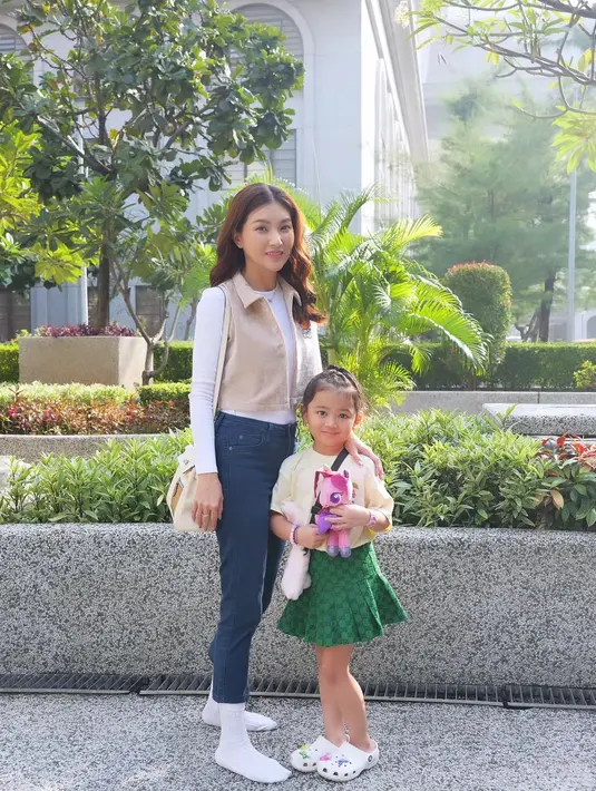Pesona Sarwendah dengan kecantikan naturalnya berpose bersama salah seorang putrinya. Riasan wajah minimalis dipadu dengan outfit kasual membuat Sarwendah bak kakak bagi sang putri. [Foto: Instagram/sarwendah29]