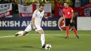 Striker Inggris, Harry Kane, melakukan tendangan penalti ke gawang Lithuania pada laga kualifikasi Piala Dunia di Stadion Vilnius, Minggu (8/10/2017). Inggris menang 1-0 atas Lithuania. (AP/Mindaugas Kulbis)