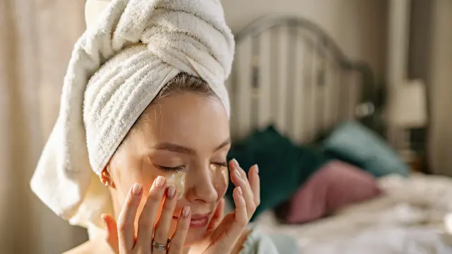 Pastikan menggunakan sleeping mask secara merata ke seluruh wajah