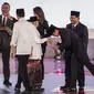 Capres dan cawapres nomor urut 01 Joko Widodo atau Jokowi-Ma'ruf Amin bersalaman dengan capres dan cawapres nomor urut 02 Prabowo Subianto-Sandiaga Uno usai debat perdana Pilpres 2019 di Hotel Bidakara, Jakarta, Kamis (17/1). (Liputan6.com/Faizal Fanani)