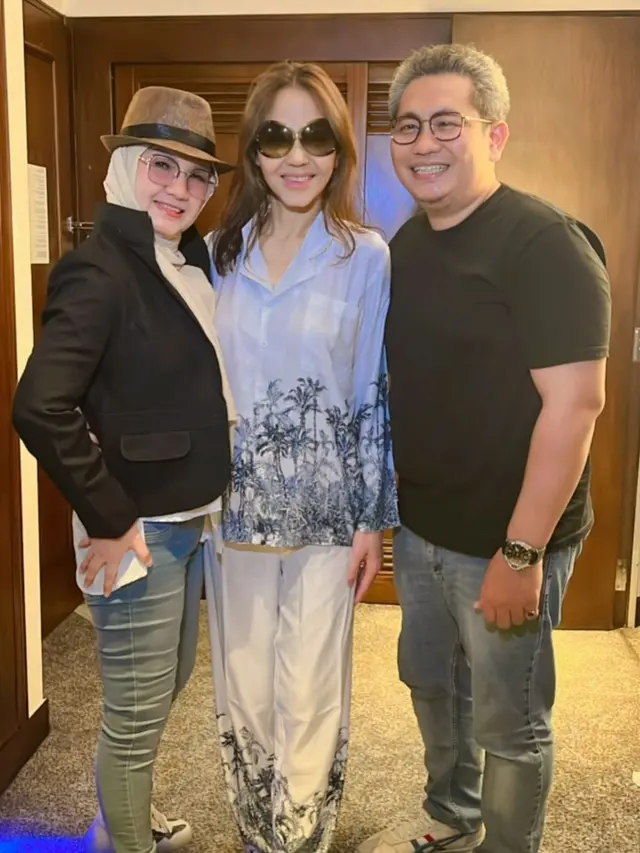 Kedatangan Bunda Corla di Indonesia disambut kalangan artis seperti Tuty Wibowo (Foto: Instagram corla_2)