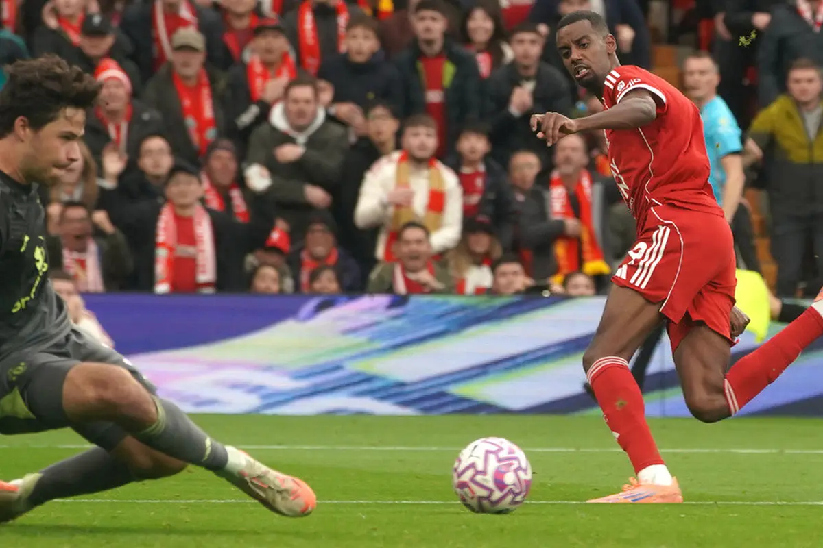 Pemain Liverpool, Alexander Isak, berusaha mencetak gol melewati kiper Manchester United, Senne Lammens