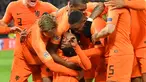 Gelandang Belanda, Georginio Wijnaldum (tengah) berselebrasi usai mencetak gol ke gawang Prancis pada pertandingan UEFA Nations League di stadion Feijenoord di Rotterdam (16/11). Belanda menang atas Prancis 2-0. (AFP Photo/Emmanuel Dunand)