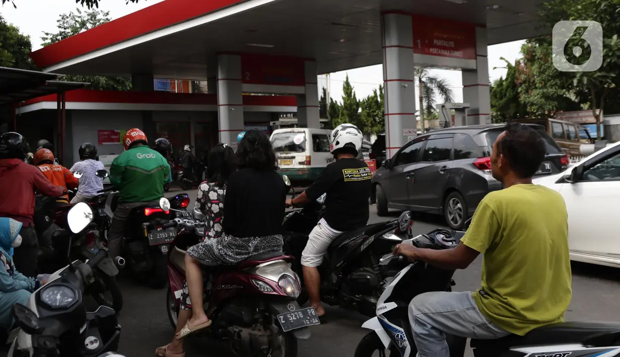 Suasana sesaat jelang kenaikan harga Bahan Bakar Minyak (BBM) Bersubsidi di SPBU Kawasan Jalan Siliwangi, Kota Tasikmalaya, Jawa Barat, Sabtu (3/9/2022). Pemerintah resmi menaikkan harga BBM Bersubsidi pada Sabtu (3/9) pukul 14.30 WIB. Harga BBM Subsidi jenis Pertalite naik dari Rp 7650 ke Rp 10.000,- dan Pertamax dari Rp 12.500 ke Rp 14.500,-(Liputan6.com/Helmi Fithriansyah)