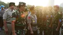 Kapolri Jenderal Pol Tito Karnavian dan Panglima TNI Jenderal Marsekal Hadi Tjahjanto meninjau pasukan saat gelar apel operasi ketupat 2019 di lapangan Silang Monas, Jakarta, Selasa (28/5/2019). Apel gelar pasukan operasi ketupat 2019 melibatkan  160.335 personel gabungan. (merdeka.com/Imam Buhori)