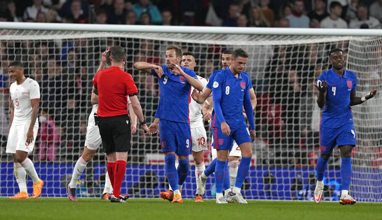 Pemain Inggris Harry Kane memohon kepada wasit Andreas Ekberg saat melawan Swiss pada pertandingan uji coba di Stadion Wembley, London, Inggris, 26 Maret 2022. Inggris menang 2-1. (AP Photo/Alastair Grant)