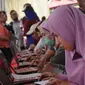 Peserta mengikuti simulasi tes CPNS 2019 berbasis Computer Assisted Test (CAT) di halaman Gedung Sarinah, Jakarta, Minggu (8/12/2019). Simulasi tes CPNS berbasis CAT diadakan Kantor Regional V Badan Kepegawaian Negara (BKN) Jakarta. (Liputan6.com/Helmi Fithriansyah)