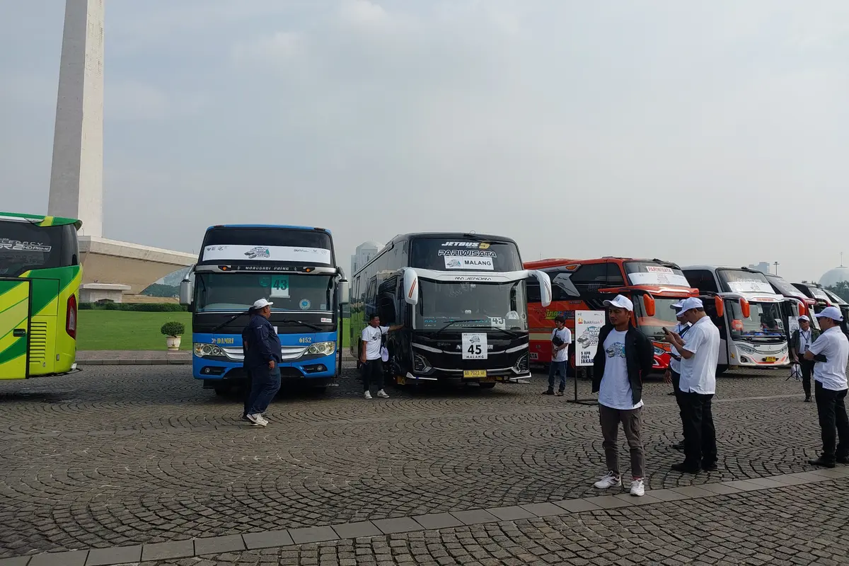 Menteri BUMN Erick Thohir memberangkatkan puluhan ribu peserta mudik gratis BUMN, di Monumen Nasional, Jakarta, Jumat (5/4/2024). (Arief/Liputan6.com)