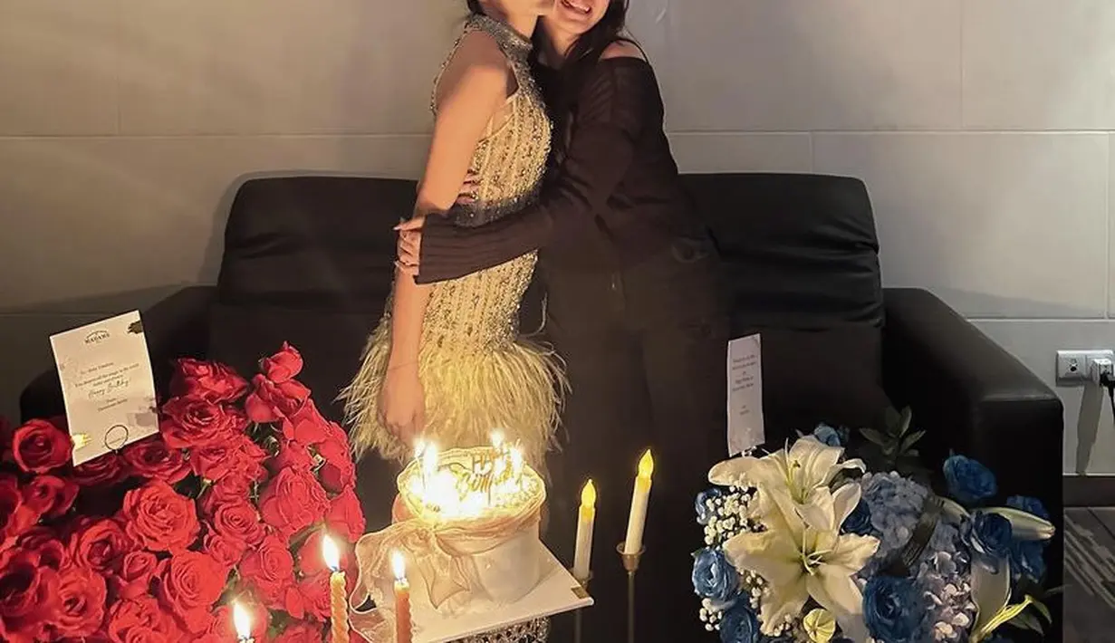 Cassandra Lee sebagai sahabat pun ikut memberi kejutan ulang tahun. Cassandra Lee pun tampil dengan pakaian serba hitamnya.  [@bebytsabina]