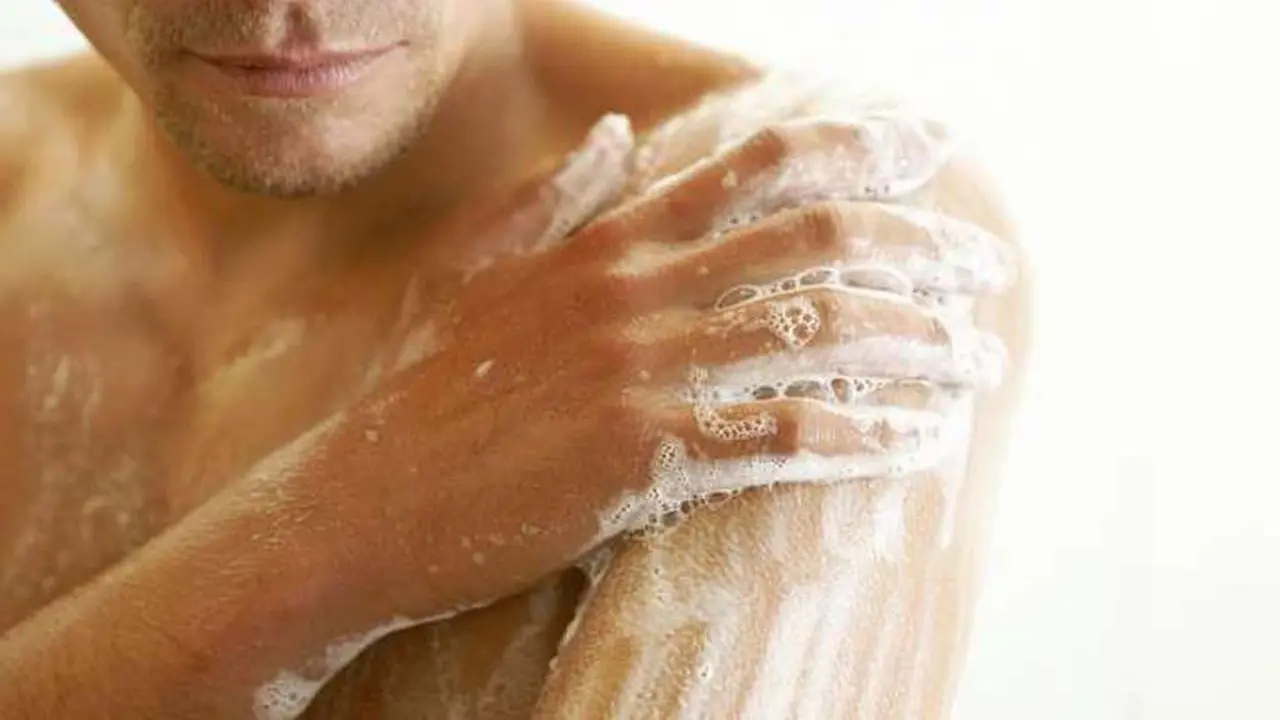 4 Alasan Kenapa Kamu Nggak Usah Lagi Pakai Sabun Saat Mandi