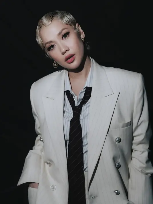 Meski terlihat maskulin, BCL tetap terlihat cantik dengan baby doll makeup look. Bikin matanya terlihat lebih lebar dan lipstik glossy [@itsmebcl]