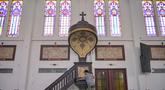 Seorang pekerja membersihkan mimbar di Katedral Hati Kudus Yesus, yang dikenal secara lokal sebagai gereja "Hati Kudus Yesus", selama persiapan Misa Natal di Surabaya, Jawa Timur, pada Selasa 23 Desember 2025. Jelang Misa Natal 2025, Katedral Hati Kudus Yesus atau yang dikenal secara lokal sebagai Gereja Katolik Hati Kudus Yesus di Surabaya, Jawa Timur, telah melakukan berbagai persiapan. (JUNI KRISWANTO/AFP)