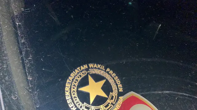 Mobil berstiker Kesekretariatan Wakil Presiden RI tabrak pemotor di Jalur Lingsel Kota Sukabumi (Liputan6.com/Istimewa).