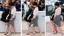 Foto kombinasi Emma Stone (dress hitam) dan Parker Posey saat melindungi baju mereka yang tersibak oleh angin, jelang pemutaran film Irrational Man, di Festival Film Cannes di Perancis, Jumat (15/5/2015). (REUTERS/Yves Herman)