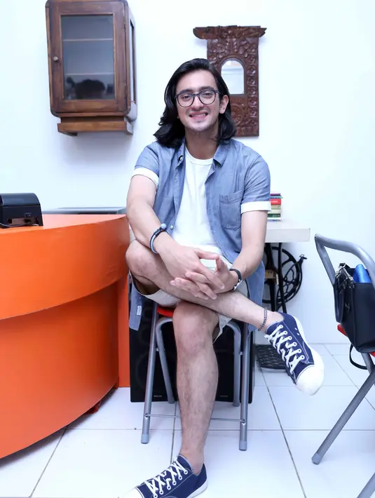 Menggeluti dunia sinetron baru digandrungi Omar selama satu tahun belakangan ini lewat sinetronnya yang berjudul Anugerah Cinta. Meskipun terbilang baru, Omar mengakui banyak menerima pelajaran dari para senior. (Nurwahyunan/Bintang.com)