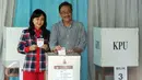 Djarot Saiful Hidayat bersama istri, Happy Farida memasukan kertas suara kedalam kotak saat menggunakan hak pilihya dalam Pilkada Putaran kedua di TPS 8, Kuningan, Jakarta, Rabu (19/4). (Liputan6.com/Johan Tallo)