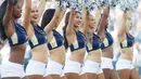 Cheerleaders dari tim Los Angeles Rams berdiri di lapangan sebelum memulai permainan pramusim antara Los Angeles Rams dan Dallas Cowboys di Los Angeles Memorial Coliseum di Los Angeles, California (12/8). (Josh Lefkowitz / Getty Images / AFP)