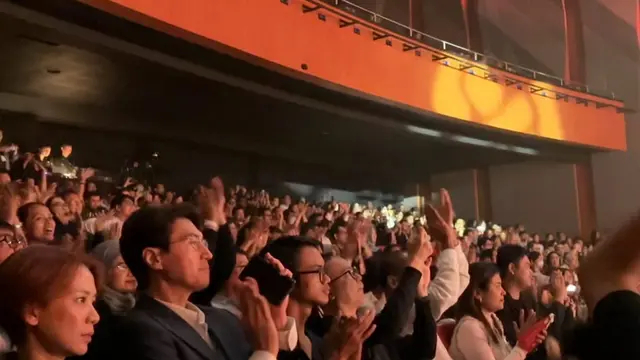 Tepuk tangan meriah dari penonton saat konser Melodi Milenium 2024 berakhir (Dok. Patricia Vianney)