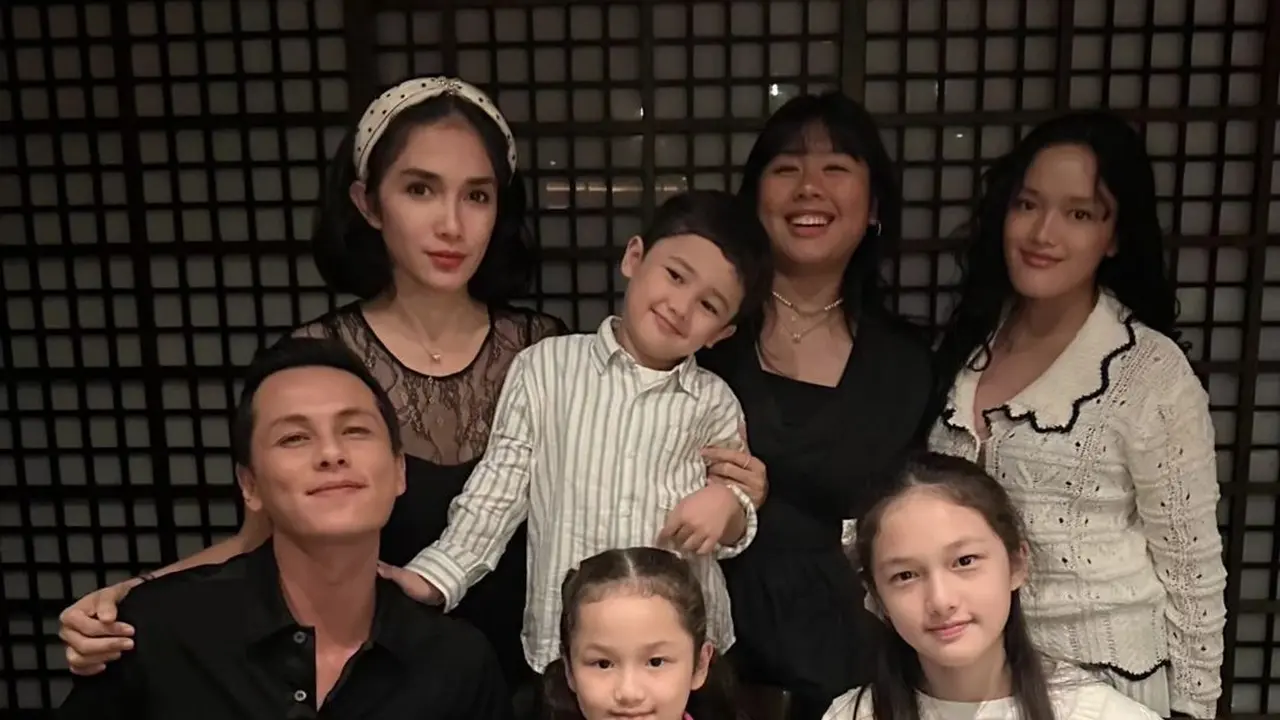 Potret Andhika Pratama dan Ussy Sulistiawaty bersama anak-anaknya (Sumber: Instagram/@andhiiikapratama)