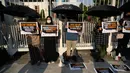 <p>Aktivis memegang spanduk saat melakukan protes di depan Kantor Kementerian Energi dan Sumber Daya Mineral di Jakarta, Indonesia, Jumat (15/9/2023). Aktivis iklim di seluruh dunia menyerukan diakhirinya pembakaran bahan bakar fosil yang dapat menyebabkan pemanasan global karena bumi mengalami cuaca ekstrem dan suhu panas yang memecahkan rekor. (AP Photo/Achmad Ibrahim)</p>