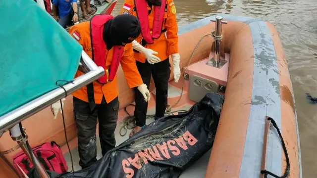 Personel Basarnas Pekanbaru mengevakuasi jasad warga dimakan buaya di Kabupaten Indragiri Hilir.