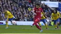 Mohamed Salah kemudian menggandakan keunggulan sekaligus menegaskan kemenangan Liverpool dengan gol penaltinya di menit 61. (AP/Kirsty Wigglesworth)