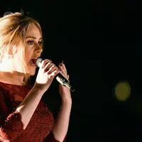 Adele ketika tampil di Grammy Awards 2016. (AFP/Bintang.com)