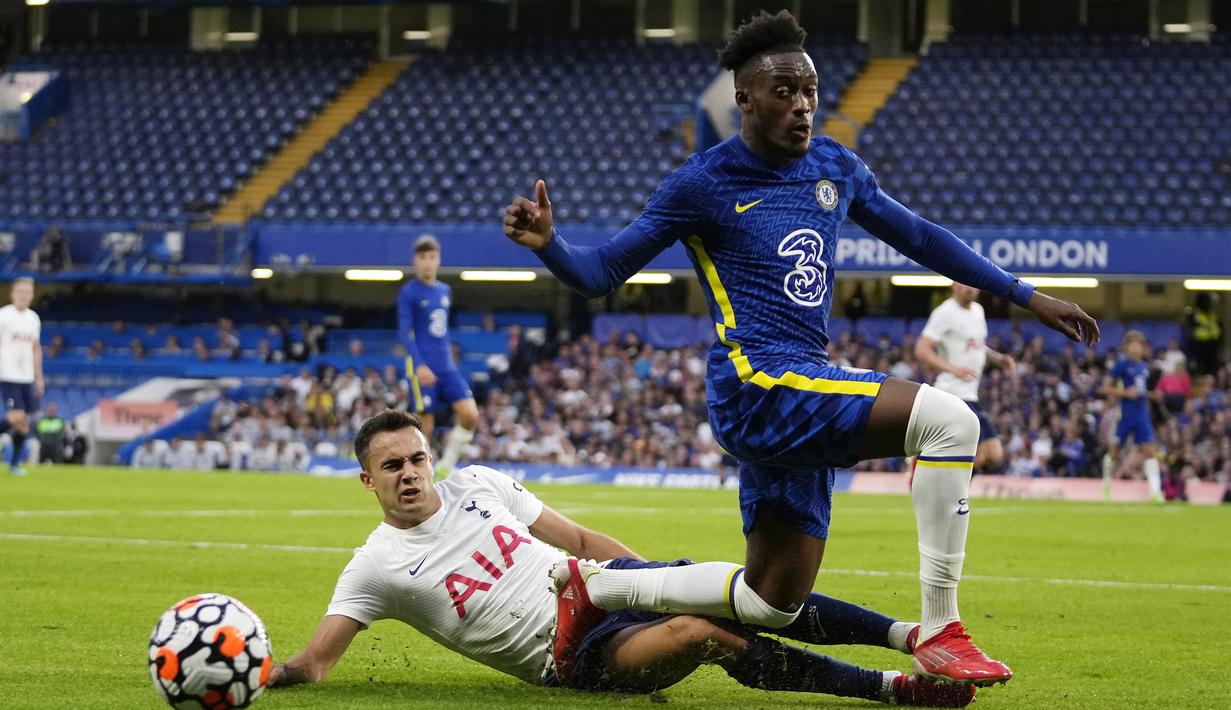Bek Tottenham Hotspur, Sergio Reguilon (kiri) berebut bola dengan gelandang Chelsea, Callum-Hudson Odoi dalam laga uji coba pramusim 2021/2022 di Stamford Bridge, London, Rabu (4/8/2021). Tottenham bermain imbang 2-2 dengan Chelsea. (Foto: AP/Matt Dunham)