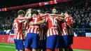 Para pemain Atletico Madrid merayakan kemenangan atas Osasuna pada laga La Liga di Stadion Wanda Metropolitano, Madrid, Sabtu (14/12). Atletico menang 2-0 atas Osasuna. (AFP/Cristina Quicler)