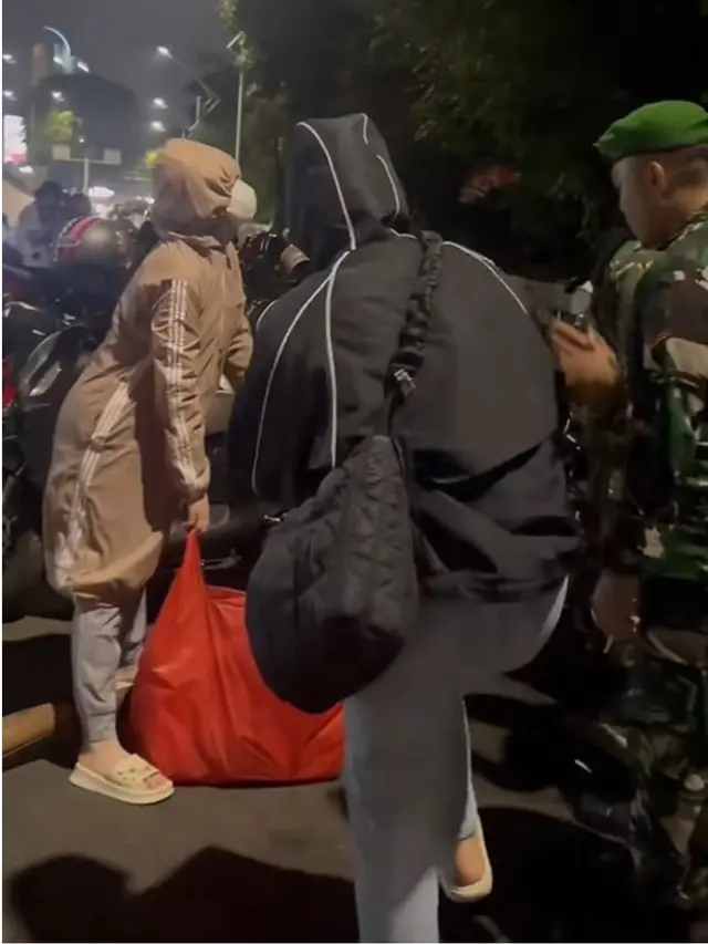 6 Potret Celine Evangelista Bawa Bantuan Medis dan Makanan untuk Pendemo di Jakarta