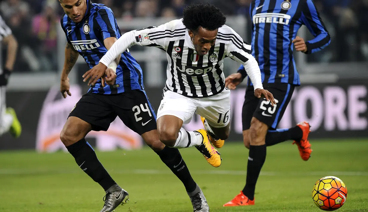 Gelandang Juventus, Juan Cuadrado (tengah) saat dilanggar bek Inter milan, Jeison Murillo (kiri) di leg pertama Coppa Italia di Stadion Olympic, Turin, (28/1/2016). Juventus menang atas Inter Milan dengan skor 3-0. (REUTERS/Giorgio Perottino)