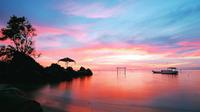 Disebut sebagai mutiara dari utara Jawa, Karimunjawa sanggup beri buaian lembut mentari senja.
