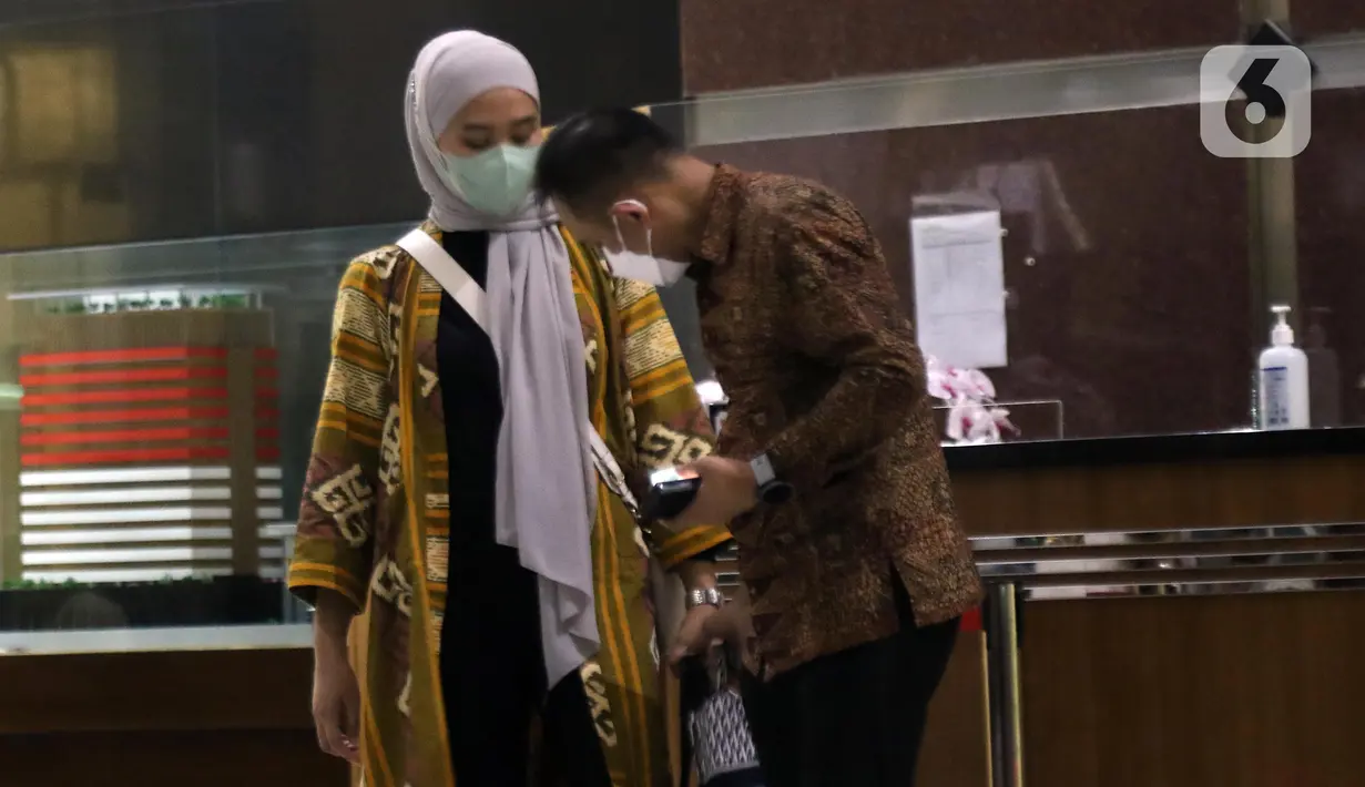 Kepala Badan Pertanahan Nasional (BPN) Jakarta Timur, Sudarman Harjasaputra (kanan) bersama istrinya bersiap meninggalkan Gedung Komisi Pemberantasan Korupsi (KPK), Selasa (21/3/2023). Nama Sudarman Harjasaputra mencut setelah viral di media sosial terkait unggahan gaya hidup mewah yang dilakukan istrinya. (Liputan6.com/Helmi Fithriansyah)