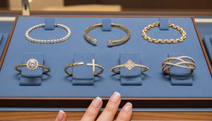 Gelang Emas Kombinasi Berlian Investasi Bernilai. Foto: Gemini