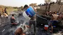 Seorang tentara Irak menyiramkan air pada rekannya usai berenang di kolam belerang di Hammam al-Ali, Mosul, Irak, (9/11). Di tengah perang melawan ISIS, mereka melepaskan penat dan lelah dengan berenang di Kolam belerang. (REUTERS/Alaa Al-Marjani)