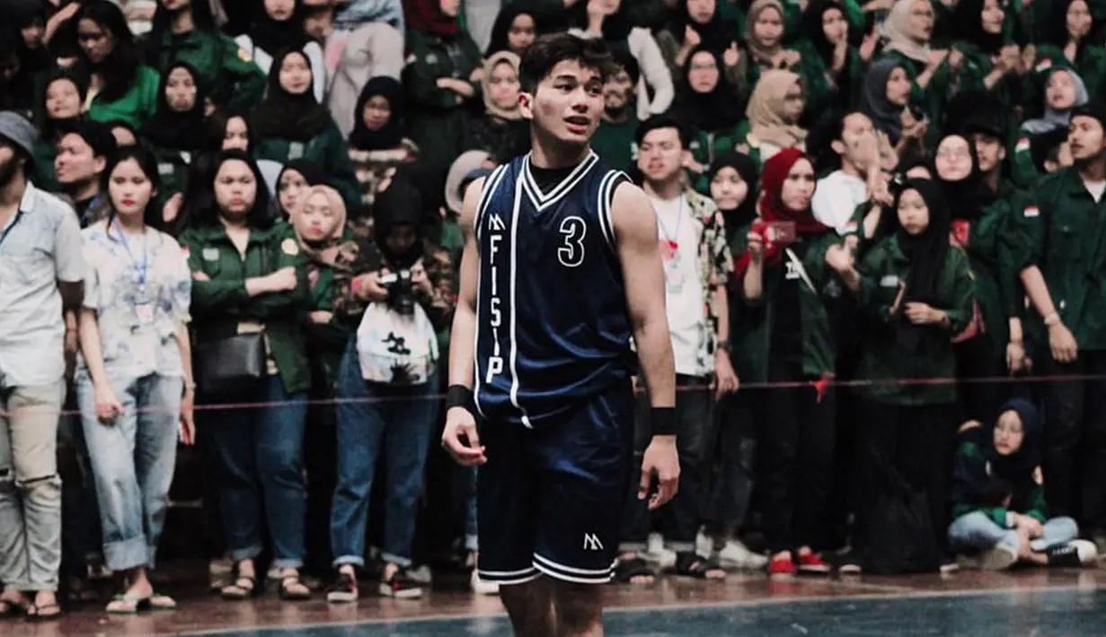 Potret Aib yang bermain basket dan mengenakan seragam berwarna navy. (Liputan6.com/IG/@ariefmeivio)