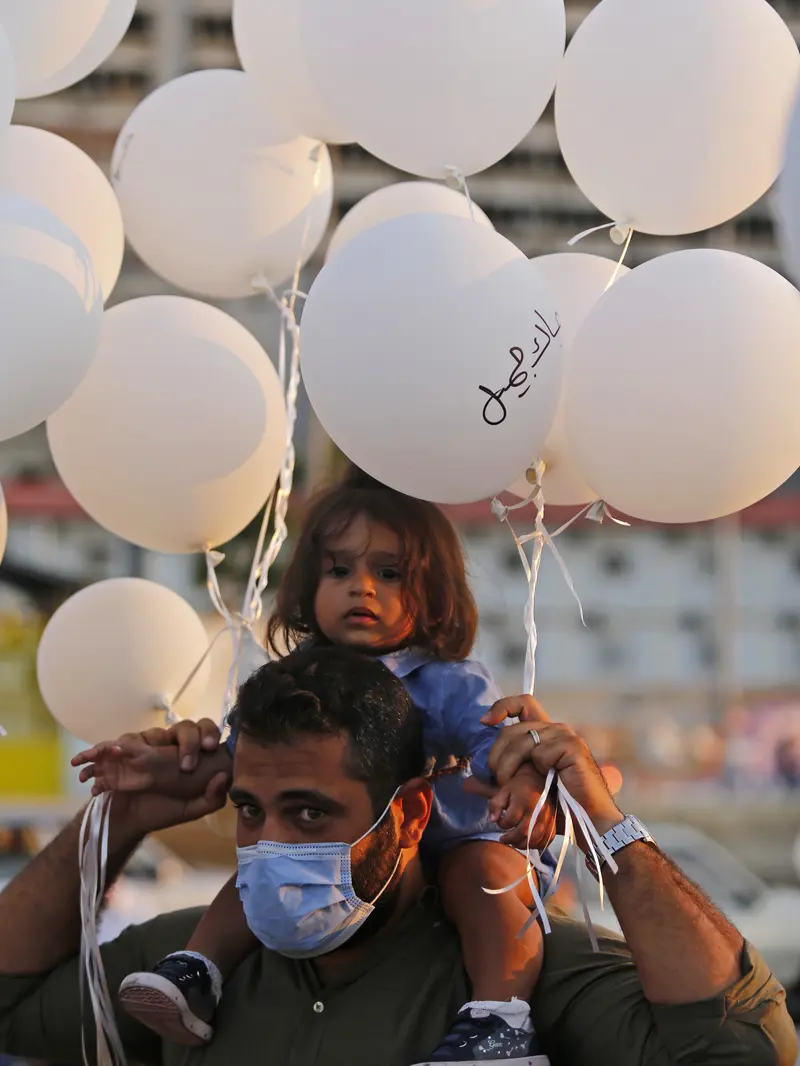 FOTO: Peringati Ledakan, Warga Terbangkan Balon di Pelabuhan Beirut