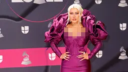 Christina Aguilera menghadiri Latin Grammy Awards 2022 di Michelob Ultra Arena, Las Vegas, Nevada, Amerika Serikat, 17 November 2022. Gaun panjang berwarna ungu yang ketat membuat Christina memancarkan aura seksinya. (Frazer Harrison/Getty Images/AFP)