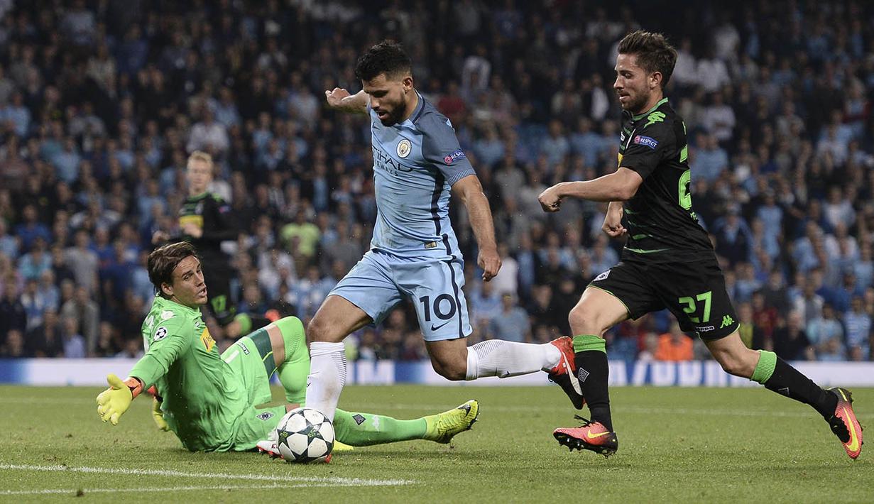 Proses terjadinya gol yang dicetak oleh Sergio Aguero ke gawang Borussia M'Gladbach. Melalui gol pemain Argentina ini, City memulai pesta gol sejak menit ke-8. (AFP/Oli Scarff)
