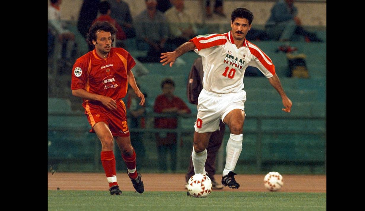 Pria kelahiran 21 Maret 1969 itu membesarkan namanya saat diimpor klub Bundesliga Arminia Bielefeld pada musim panas 1997. Ia masuk bersama rekan senegaranya Karim Bagheri, setelah Iran tampil mengesankan di Piala Asia 1996. (Foto: AFP/Gerard Julien)