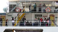 Sejumlah pemudik menanti waktu keberangkatan kapal di dermaga 6 Pelabuhan Penyebrangan Merak-Bakauheni, Banten, Rabu (21/6). Hingga H-4 lebaran 2017, belum terlihat penumpukan penumpang maupun kendaraan. (Liputan6.com/Helmi Fithriansyah)